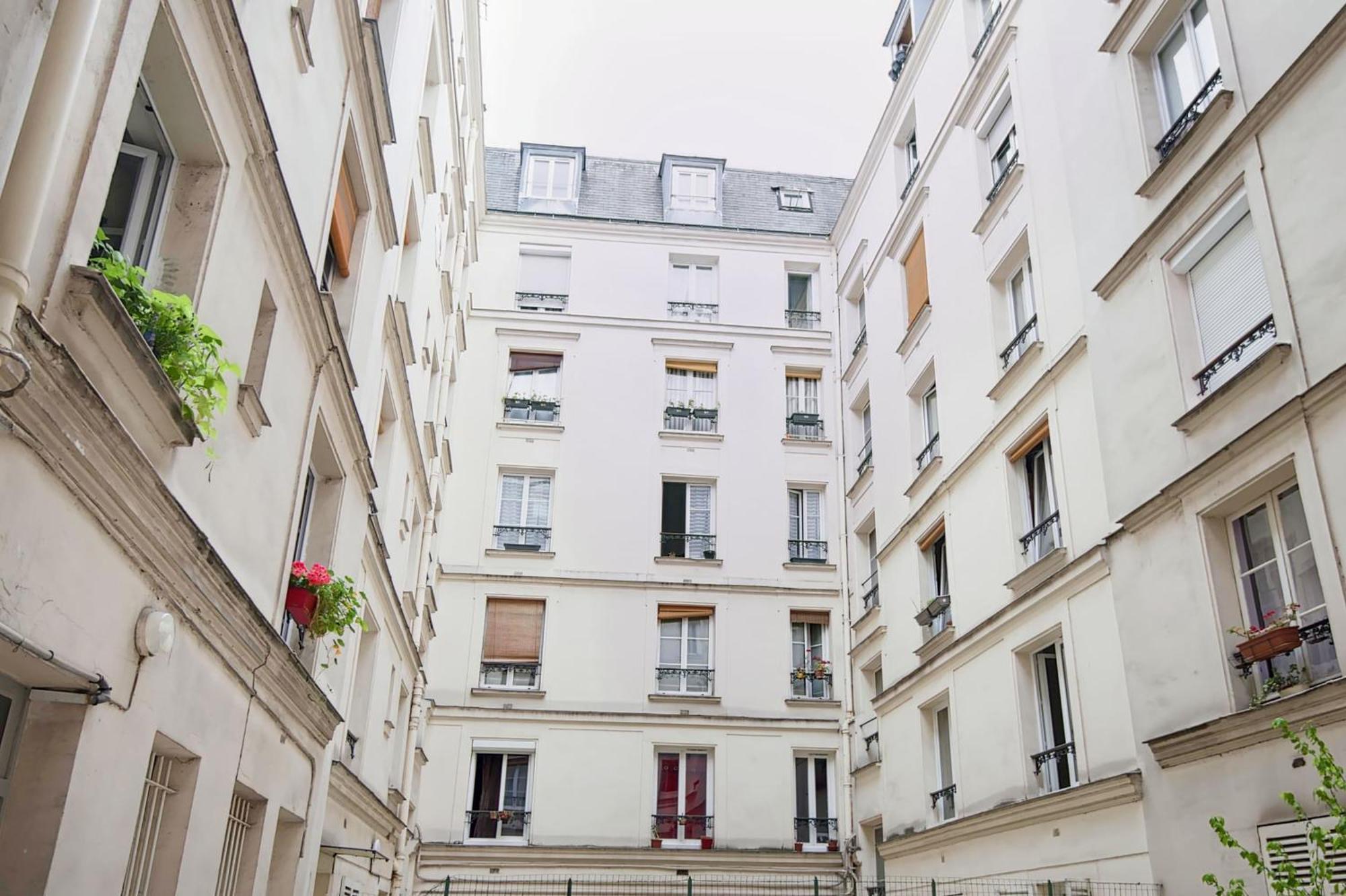 Functional Near Montmartre Apartment Paris